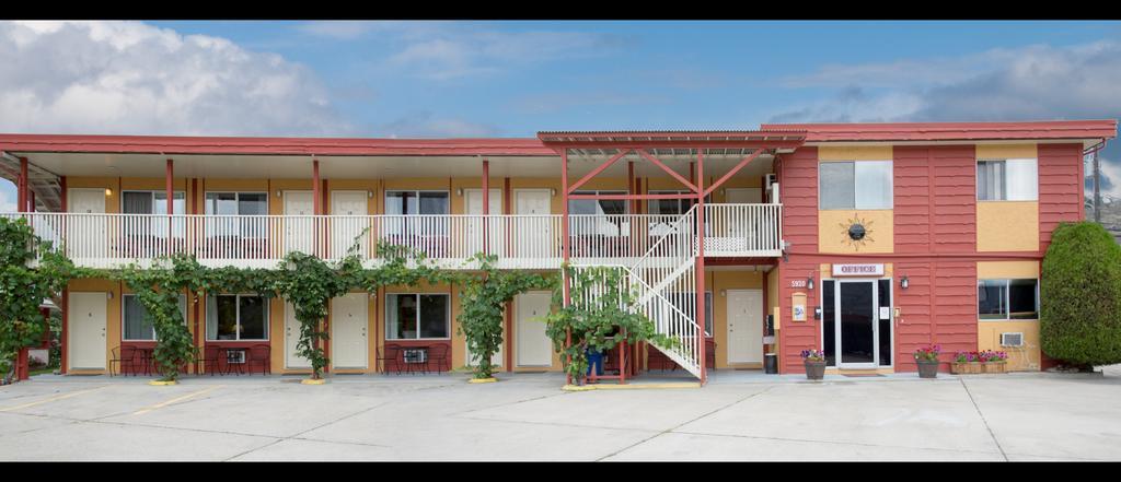 Maple Leaf Motel Inn Towne Osoyoos Kültér fotó